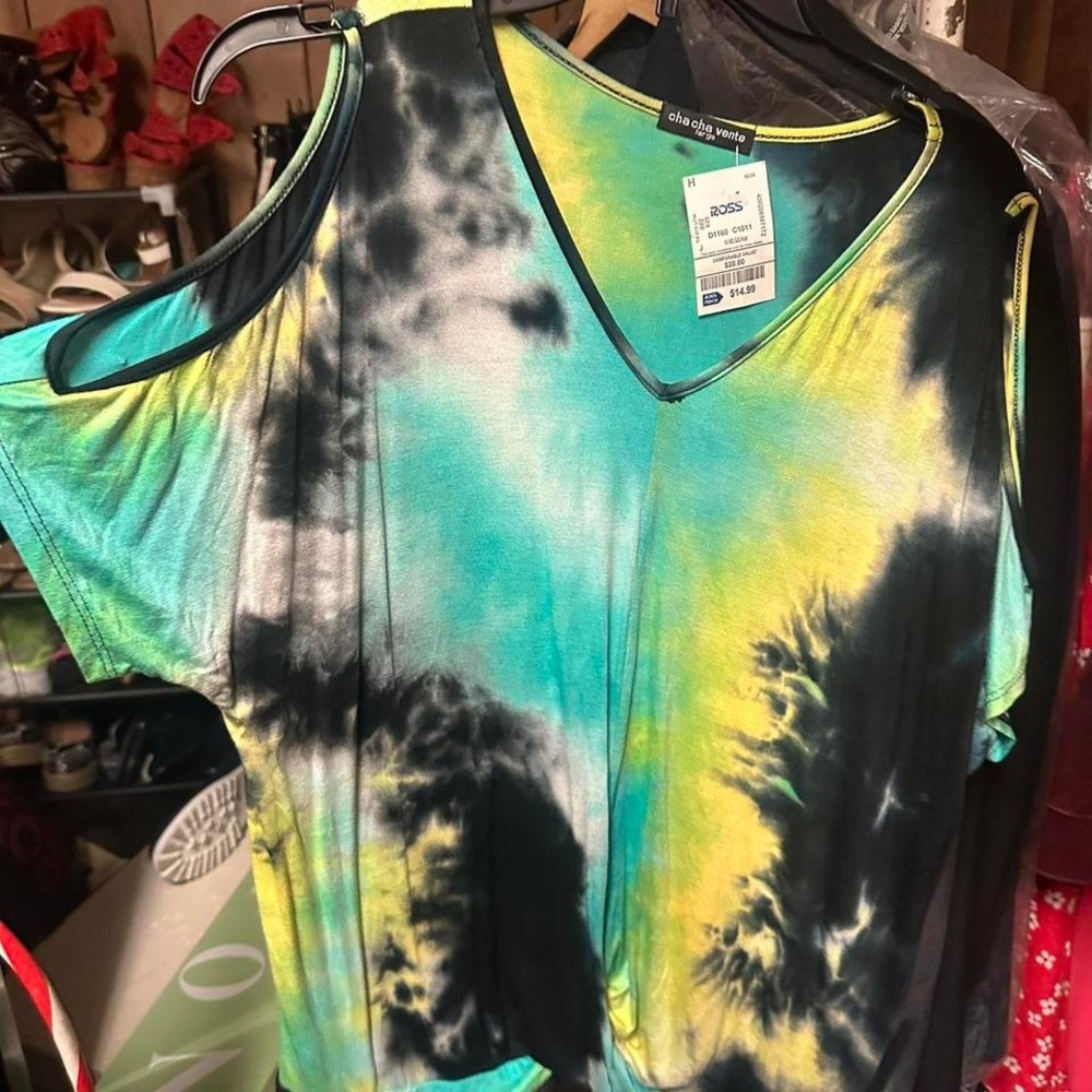 Cha cha vents size large green blue yellow black womans blouse